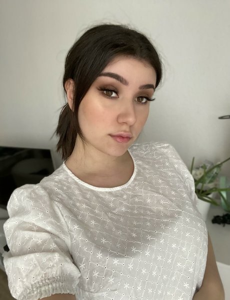 Yazzi hot model pics