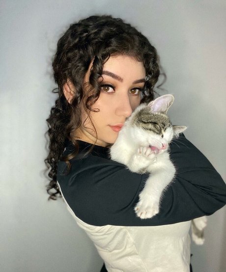 Yazzi sexy model pictures