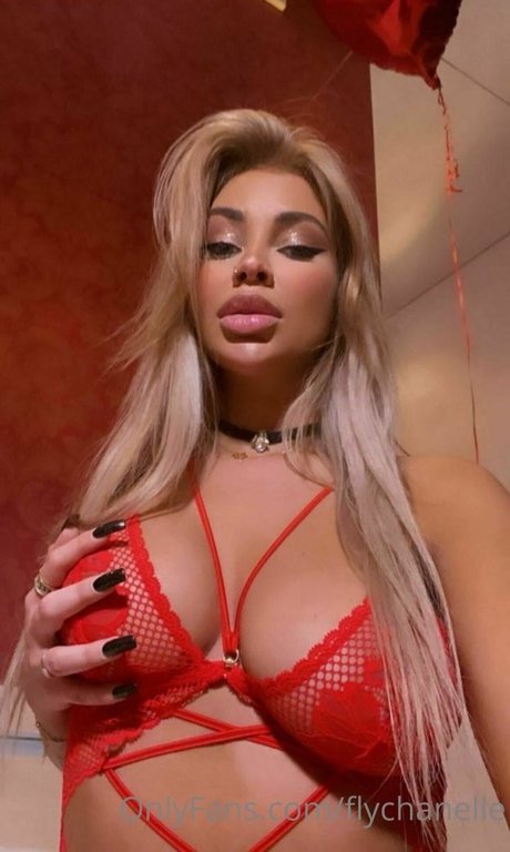 Flychanelle model hot pic