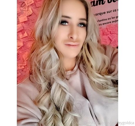 ashleygoldca model naked pics