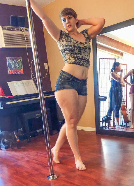 Mindless Entertainment model nude pic