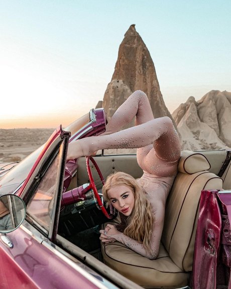 Anna Contortionist model free pic