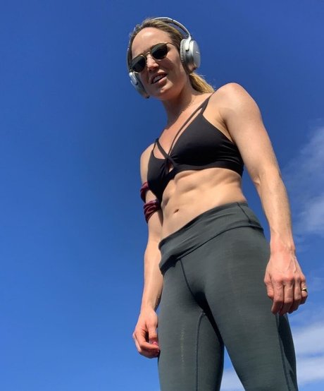 Caity Lotz pretty model img