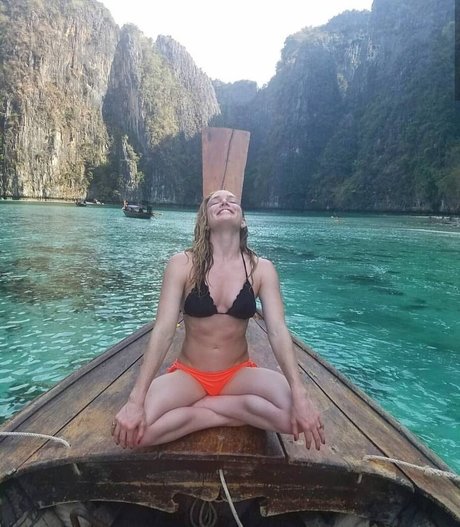 Caity Lotz model porn pics