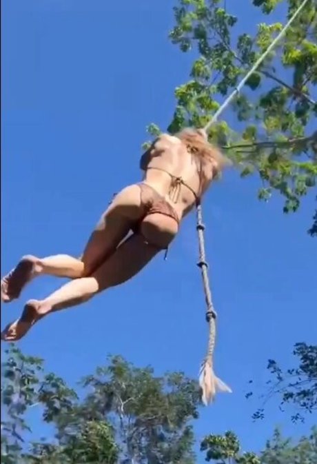 Caity Lotz sex star img