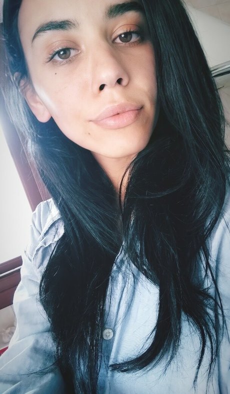 Vera Kaludi model beautiful image