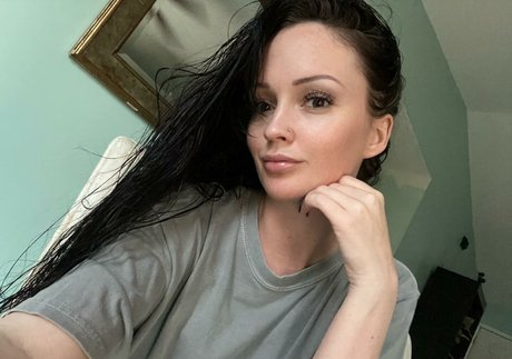 Mila Moore nude pornstar pic