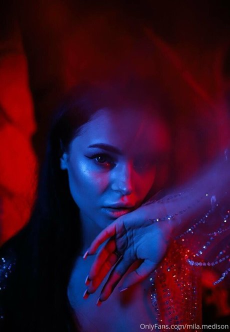 Mila Moore model naked pic