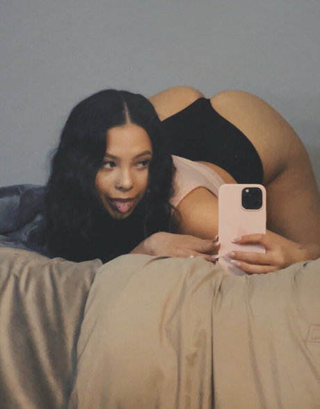 girlyvalentina pretty model img