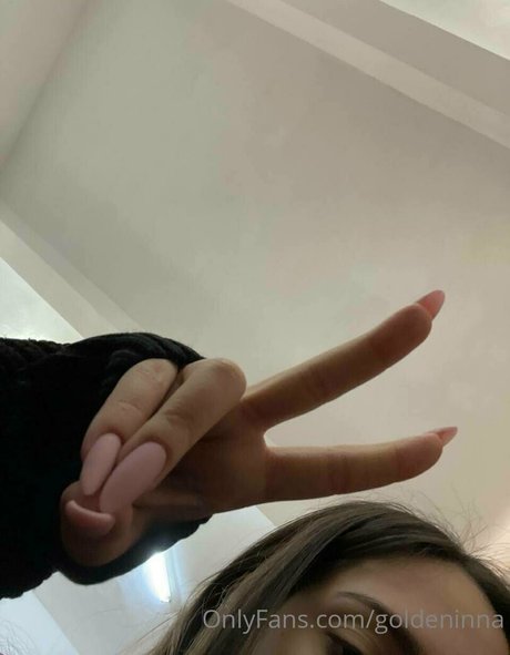 goldeninnafree model top pic