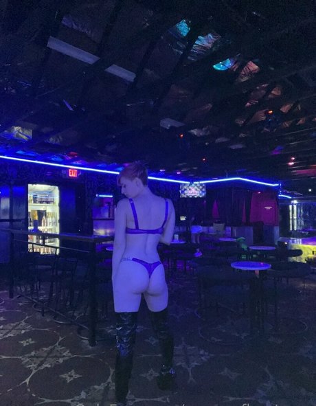 queenofbootyy__ star naked photo