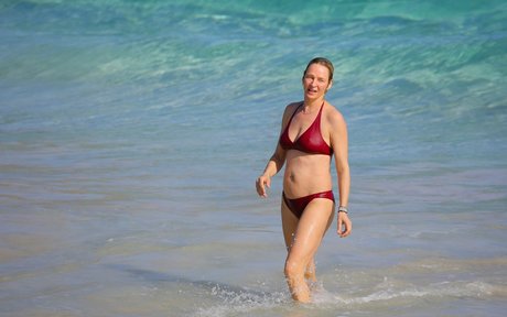 Uma Thurman nude actress photo