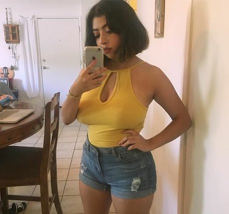 Sadd Pup nude pornstar img