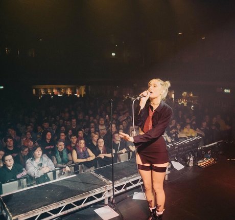 Lizzy Farrall porn actress pics