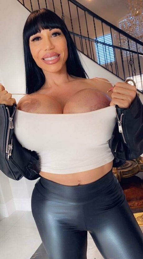 avadevine exclusive model pictures