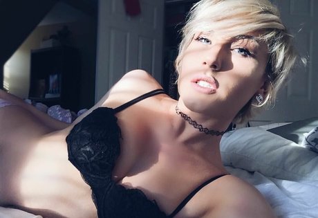 Dezmin Schubel star hot pictures