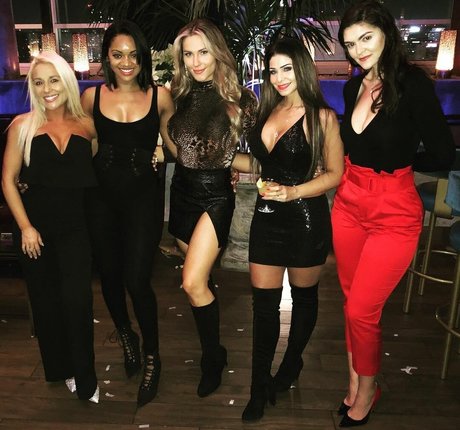 Dezmin Schubel model high quality image