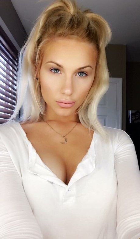 Dezmin Schubel model naked photo