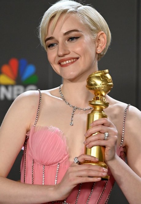 Julia Garner erotic model pic