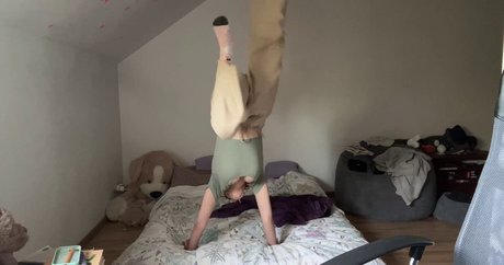 Sidneuke naked star image