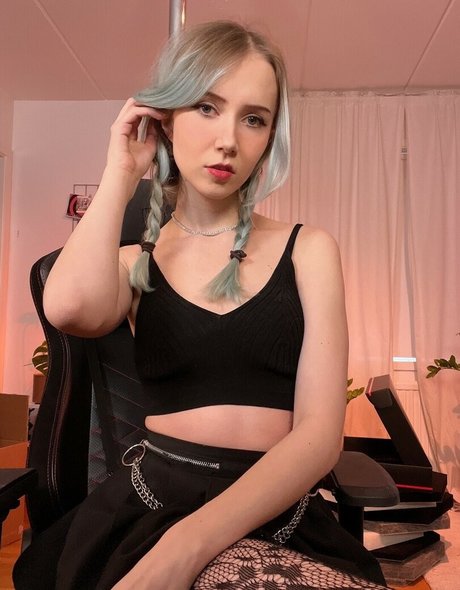 Apollolol model erotic pic