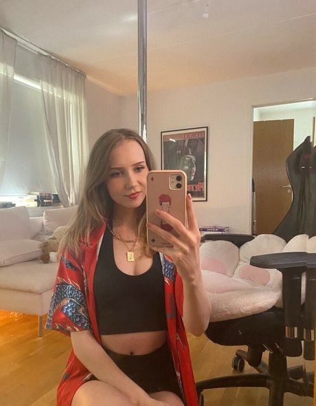 Apollolol sex model image