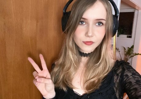 Apollolol pornstar exclusive image