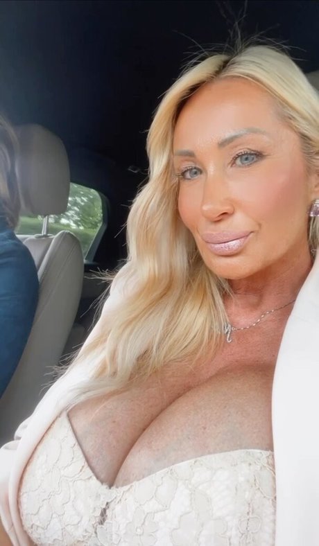 Mara Traversi star naked pictures