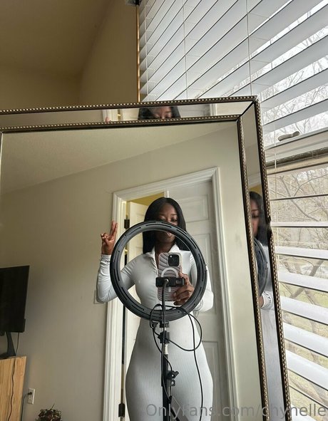 chynelle erotic model image