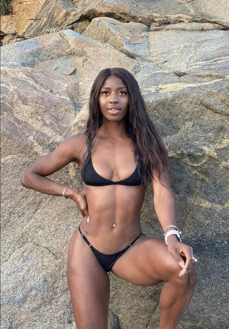 Khaddi Sagnia star hot photo