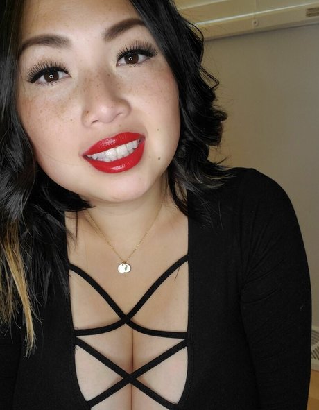 Jee Yung model free picture