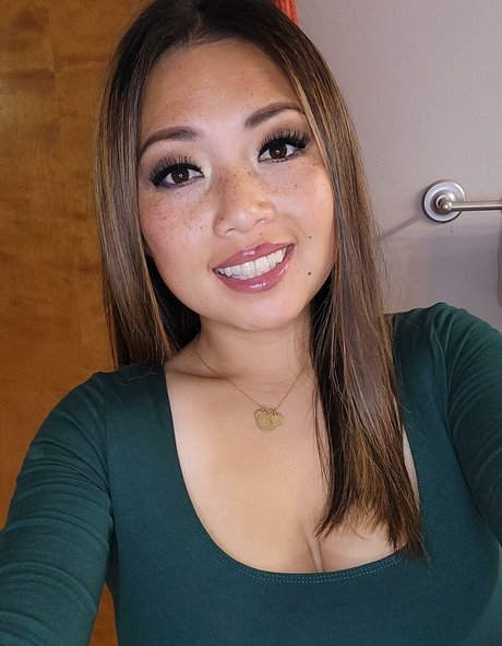 Jee Yung model erotic photos