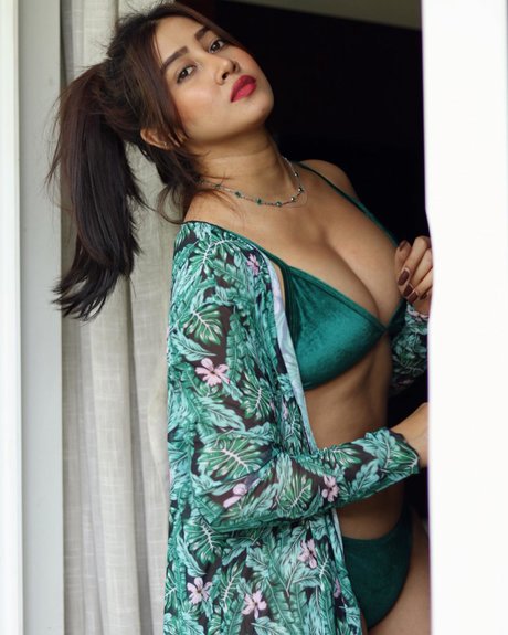 Sofia Ansari model naked picture