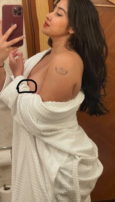 Sofia Ansari beautiful model pic