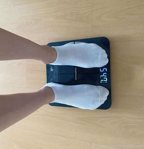 proudsinner model naked picture