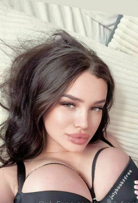 avalilyfree star nude image