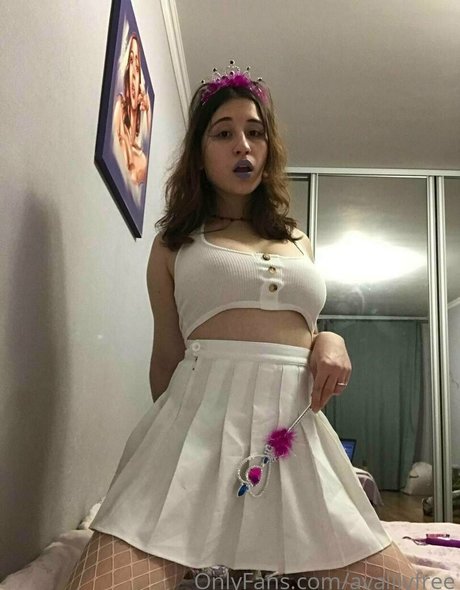 avalilyfree nice model pic