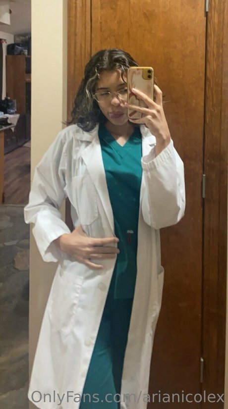 arianicolex model nude picture