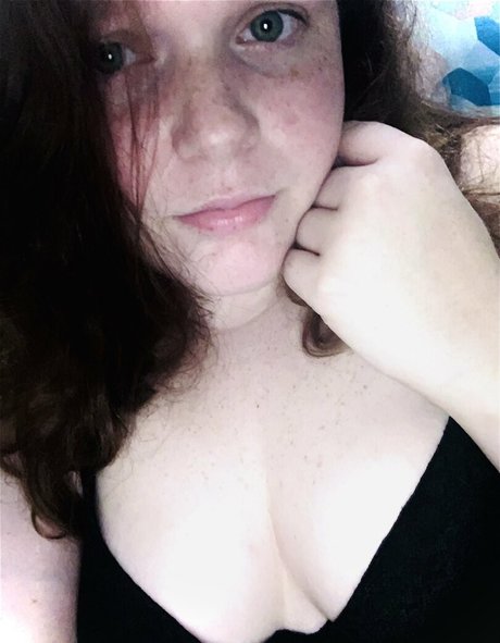 peachyly pretty actress photo