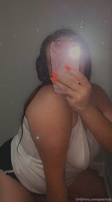 peachyly hot model pic