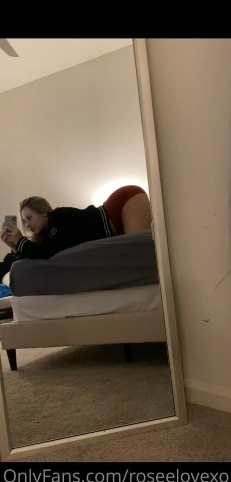 roseelovexo naked actress img