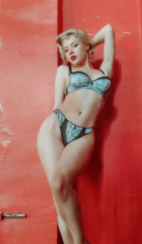 officiallymosh model naked gallery