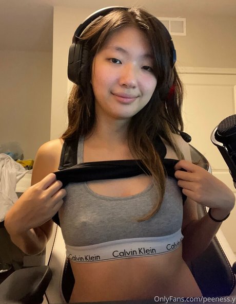 peeness y hd model image