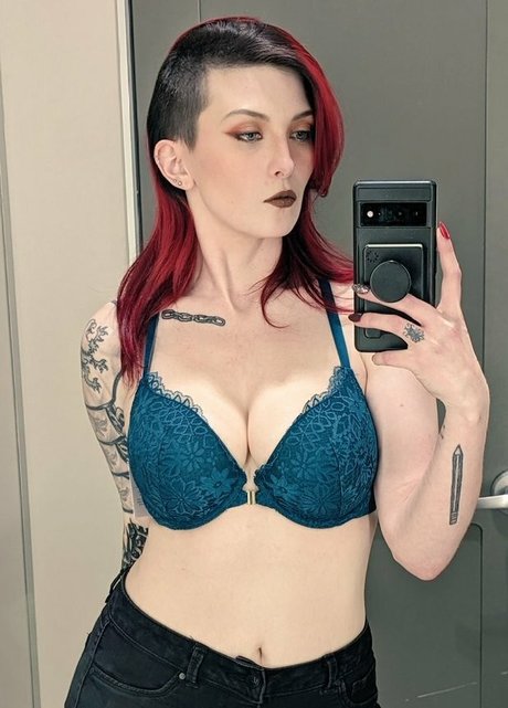 MajestyRedQueen erotic model photos