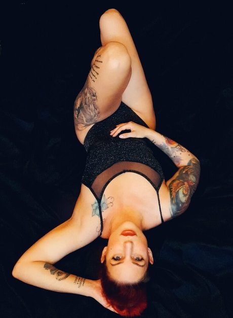 larraphoenix star hot pic