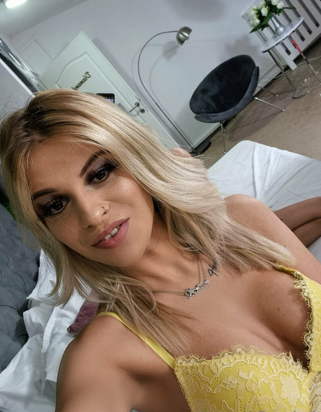 hannahbrooks1 model top img