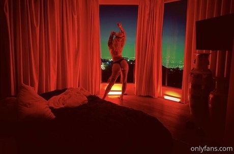 iamheaveniamhell exclusive model picture