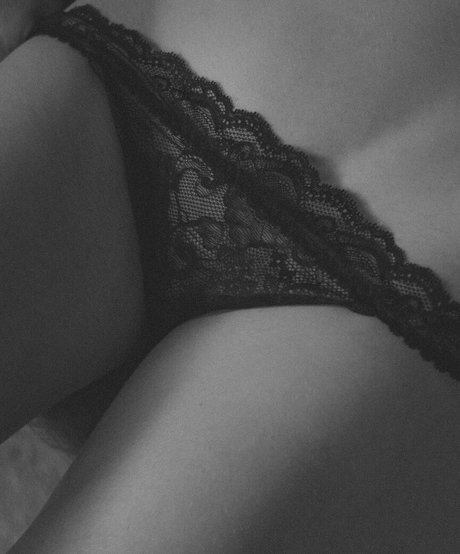 Niki Anson exclusive model picture