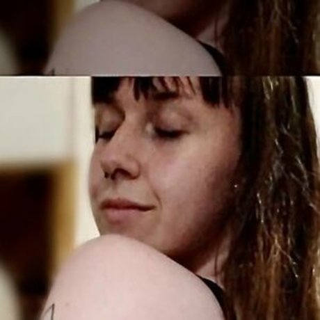 Prettypixxxie naked pornstar pic