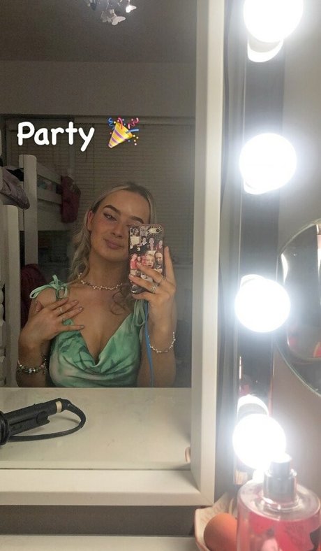 Aiobhin model high quality pictures